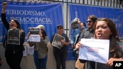 ARCHIVO - Periodistas del extinto medio de comunicación El Periódico, cuyo presidente José Rubén Zamora permanece encarcelado, mantuvieron protestas, el Ministerio Público también levantó cargos contra periodistas y columnistas por publicaciones sobre casos de corrupción.