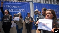 Los periodistas rechazaron la orden de un juez que pedía la investigación de nueve periodistas del periódico El Periódico frente a la Corte Suprema, en Ciudad de Guatemala, el 4 de marzo de 2023.