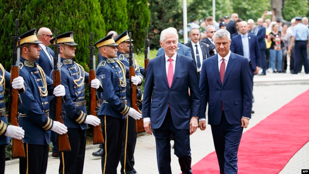 Presiden Kosovo Hashim Thaci (kanan) dan mantan presiden AS Bill Clinton memeriksa pasukan kehormatan Kosovo di Pristina sebelum menganugerahkan medali penghargaan “The order of freedom”, 11 Juni 2019.