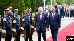 Presiden Kosovo Hashim Thaci (kanan) dan mantan presiden AS Bill Clinton memeriksa pasukan kehormatan Kosovo di Pristina sebelum menganugerahkan medali penghargaan “The order of freedom”, 11 Juni 2019.