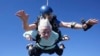 104-godišnja Dorothy Hoffner skače u tandemu sa padobrancem 1. oktobra 2023. (Foto: AP/Danijel Vilsi)