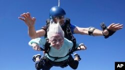 104 yaşındaki Chicagolu Dorothy Hoffner Illinois eyaletinde hava atlayışı gerçekleştirdi.