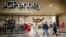 ຮ້ານ J.C. Penney ຢູ່ເຂດນັອດຣີເວີໄຊ ລັດອິລລີນອຍ ເມື່ອວັນທີ 17 ພະຈິກ 2017. REUTERS/Kamil Krzaczynski/File Photo 