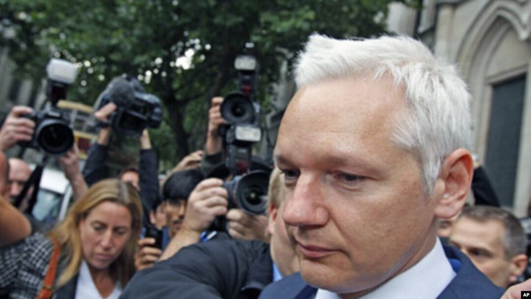 WikiLeaks founder Julian Assange leaves the High Court in London, July 13, 2011. (file photo)