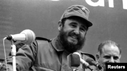 Fidel Castro donne un discours à une foule à Leuna, Allemagne de l'Est, en 1972.