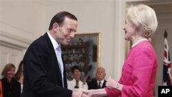 Tony Abbott (kiri) menjabat tangan Gubernur Jenderal Quentin Bryce seusai pengambilan sumpah jabarannta sebagai PM Australia ke-28 di 'Government House', Canberra, Rabu (18/9).