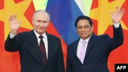 俄罗斯总统普京与越南总理范明正（右）在河内政府办公室合影。(2024年6月20日)