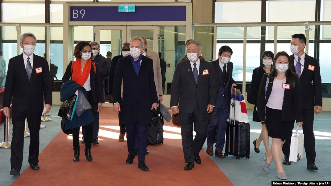 法国国民议会代表团抵达台湾桃园国际机场。（2021年12月15日）