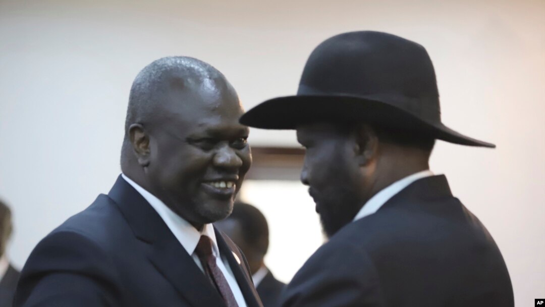 Shugaba Salvar Kiir (Dama) da mataimakinsa Riek Machar (Hagu) a Juba, South Sudan