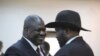 Le président du Sud-Soudan Salva Kiir (à dr.) et le chef de l'opposition qui est redevenu son vice-président, Riek Machar, se félicitent après sa cérémonie de prestation de serment à Juba, au Sud-Soudan, le 22 février 2020. (AP)