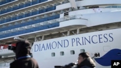 នាវា​​ទេសចរណ៍ ​Diamond Princess​ ដែល​ត្រូវ​បាន​ដាក់​ឲ្យ​នៅ​ដាច់​ដោយ​ឡែក នៅ​កំពង់ផែ​យ៉ូកូហាម៉ា ប្រទេស​ជប៉ុន ដែល​មាន​អ្នក​ដំណើរ​នឹង​នាវិក​សរុប​៣៧០០​នាក់។