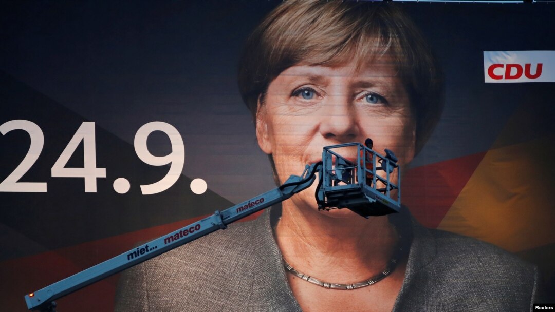 Một tấm poster vận động tranh cử khổng lồ với hình Thủ tướng Đức Angela Merkel ở thành phố Duisburg, Đức, ngày 14 tháng 7, 2017