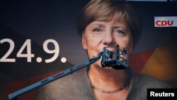 Một tấm poster vận động tranh cử khổng lồ với hình Thủ tướng Đức Angela Merkel ở thành phố Duisburg, Đức, ngày 14 tháng 7, 2017