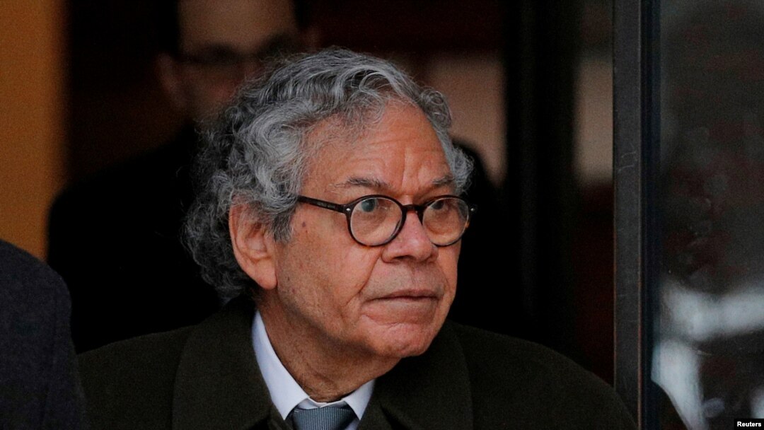 John Kapoor, miliarder pendiri perusahaan farmasi Insys Therapeutics Inc., meninggalkan gedung pengadilan federal di Boston, 13 Maret 2019.