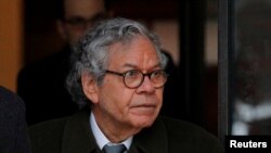 John Kapoor, miliarder pendiri perusahaan farmasi Insys Therapeutics Inc., meninggalkan gedung pengadilan federal di Boston, 13 Maret 2019.