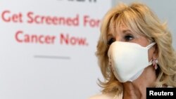 Jill Biden, primera dama de EE.UU., recorre el Whitman-Walker Health en Washington DC el 22 de enero, apenas un día después de instalarse en la Casa Blanca.