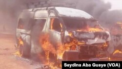 Le bus de la presse incendié, au Sénégal, le 11 fevrier 2019. (VOA/Seydina Aba Gueye)