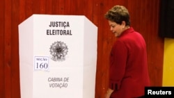 Presiden Brazil Dilma Rousseff di TPS Port Alegre (5/10). (Reuters/Paulo Whitaker)