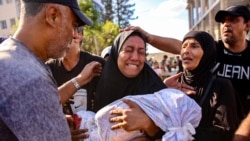 Seorang perempuan menangisi jenazah anaknya yang tewas dalam serangan udara Israel ke sebuah sekolah yang menampung para pengungsi Palestina di Kota Gaza, Sabtu, 21 September 2024. (Foto: Omar Al-Qattaa/AFP)