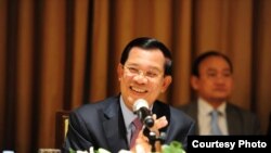 Perdana Menteri Kamboja Hun Sen berbicara kepada warga Kamboja yang tinggal di Amerika, Kanada dan Eropa, mengenai situasi politik di Kamboja, di New York, 24 September 2015. (Foto:Dok)