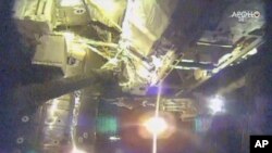 Los astronautas que habitan la Estación Espacial Internacional iniciaron el viernes una serie extraordinariamente complicada de caminatas espaciales para corregir fallas en un detector de rayos cósmicos.