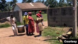 Vagari vemuHighfield West vachitakura mazipoto ane nyama yanga iri pakati pekubikwa pasvika mapurisa chivadzinga kubva paZororo.
