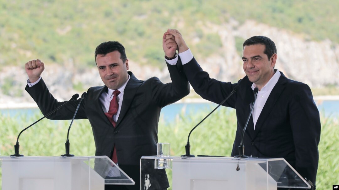 Premijer Grčke Aleksis Cipras i premijer Makedonije Zoran Zaev posle potpisivanja sporazuma. (Foto: AP/Yorgos Karahalis)