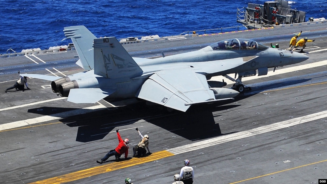 Thủy thủ Mỹ khởi động một chiến đấu cơ Super Hornet F/A-18F trên boong tàu sân bay USS Ronald Reagan (CVN 76).