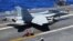 Thủy thủ Mỹ khởi động một chiến đấu cơ Super Hornet F/A-18F trên boong tàu sân bay USS Ronald Reagan (CVN 76).