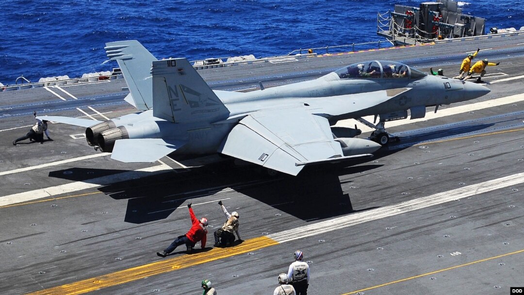 Chiến đấu cơ F / A-18F Super Hornet cất cánh từ boong tàu sân bay USS Ronald Reagan. (Ảnh của Hải quân Mỹ).