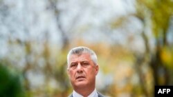 El presidente de Kosovo, Hashim Thaci, habla durante una conferencia de prensa en Pristina después de que renunció para enfrentarse a un tribunal de crímenes de guerra en La Haya.