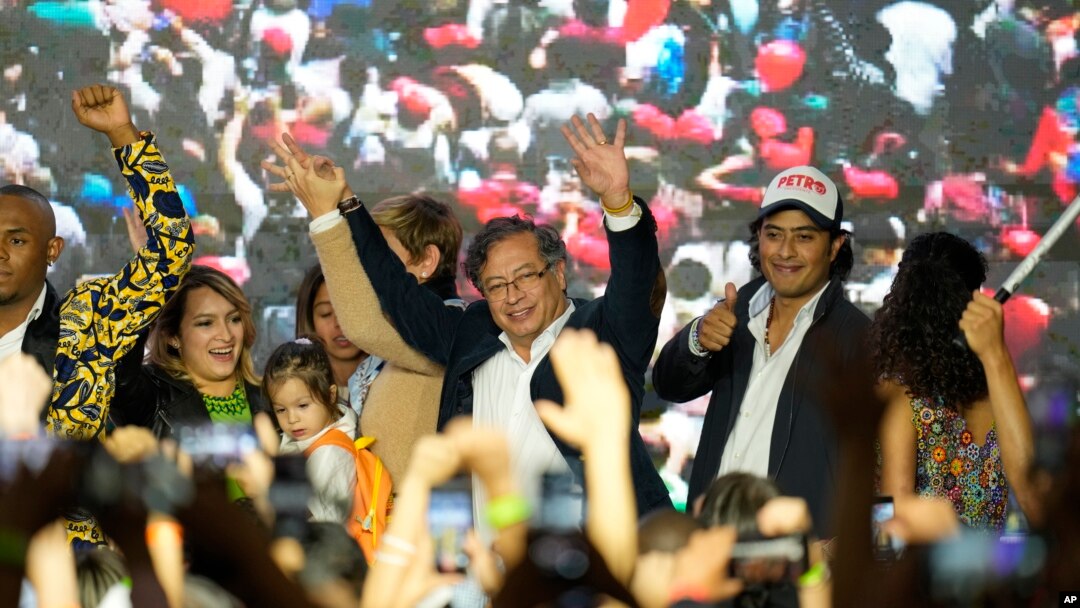 ARCHIVO - El candidato presidencial Gustavo Petro, en el centro, saluda a sus partidarios junto a su hijo Nicolás Petro Burgos, a la derecha, en la noche de las elecciones en Bogotá, Colombia, el 29 de mayo de 2022.