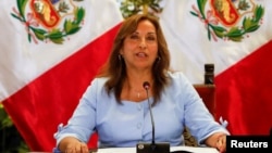 ARCHIVO: La presidenta de Perú, Dina Boluarte, se dirige a los medios de comunicación en Lima, Perú, el 10 de febrero de 2023.