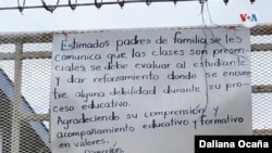 Un cartel avisa a los padres la obligación de las clases presenciales. [Foto: Daliana Ocaña, VOA]