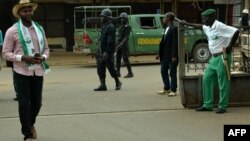 Des policiers sont en alerte à Bamenda, dans le Nord-Ouest, Cameroun, 22 février 2018.