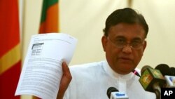 斯里兰卡外交部长5月31日手持联合国报告