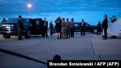 Joe et Jill Biden font leurs adieux avant de monter à bord d'Air Force One. Angleterre, 9 juin 2021