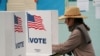 Una votante emite su voto en un colegio electoral el día de las elecciones en Falls Church, Virginia, EEUU, el 7 de noviembre de 2023.