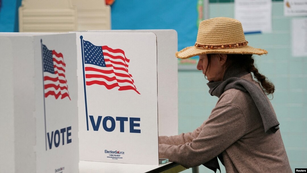 Una votante emite su voto en un colegio electoral el día de las elecciones en Falls Church, Virginia, EEUU, el 7 de noviembre de 2023.