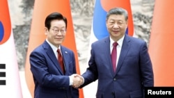 이재명 대한민국 대통령이 시진핑 중국 국가주석과  중국 베이징 인민대회당에서 악수를 하고 있다. (2026년 1월 5일 / 자료사진)