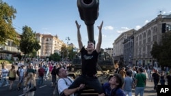 Ucranianos celebran el Día de la Indpendencia en una calle del centro de Kiev el 24 de agosto de 2023.