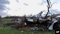 El sol sale sobre propiedades dañadas por el clima en la intersección de las carreteras 24 y 37 en Clanton, Alabama, luego de un gran brote de tormentas severas en todo el sureste de Estados Unidos, el 18 de marzo de 2021.