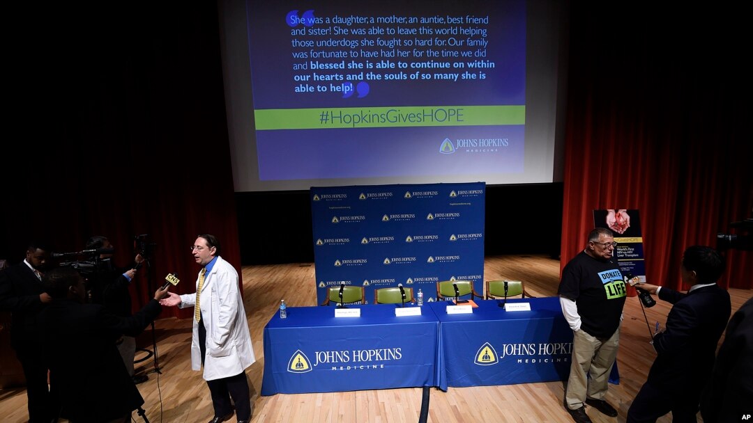 Dorry Segev (kiri) dan Morris Murray, penerima transplantasi hati sebelumnya, diwawancara mengenai transplantasi hati pertama dari donor HIV di rumah sakit Johns Hopkins di Baltimore (30/3). (AP/Gail Burton)