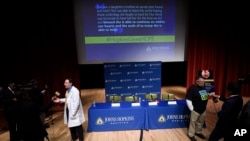 Dorry Segev (kiri) dan Morris Murray, penerima transplantasi hati sebelumnya, diwawancara mengenai transplantasi hati pertama dari donor HIV di rumah sakit Johns Hopkins di Baltimore (30/3). (AP/Gail Burton)