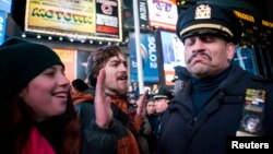 El alcalde Bill de Blasio anunció la capacitación de la fuerza de 20.000 oficiales el jueves, agregando que era "algo fundamental" que las personas de todas las razas reciba el mismo trato por la policía.