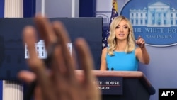 La portavoz de la Casa Blanca, Kayleigh McEnany, se dirige a los periodistas durante una rueda de prensa, el miércoles 3 de junio de 2020..