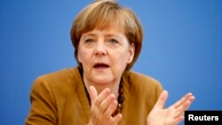 Yeniden parti genel başkanı seçilen Almanya Başbakanı Angela Merkel kongrede konuşurken