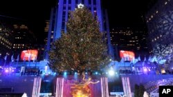 Dekorasi Natal di gedung Rockefeller Center di Manhattan, New York (foto: ilustrasi). 