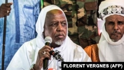 L'imam malien Mahmoud Dicko prend la parole lors d'une réunion publique à Bamako le 28 novembre 2021.