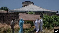 지난 10일 인도령 카슈미르 주도인 스리나가르에서 주민들이 신종 코로나바이러스 감염증(COVID-19) 사망자 시신이 든 관을 운구하고 있다.